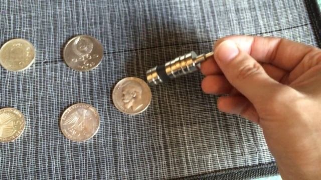 Про подлинность серебряных монет: использем магнит.