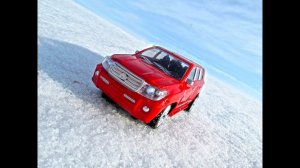 Джип Toyota Land Cruiser машинка с пультом на радиоуправлении тест на улице.