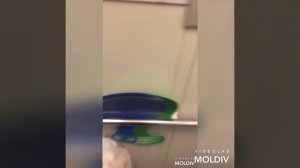 Дети застряли в лифте с открытой дверью!?