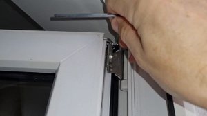 Как самому правильно отрегулировать пластиковую дверь если из неё дует и она не закрывается?