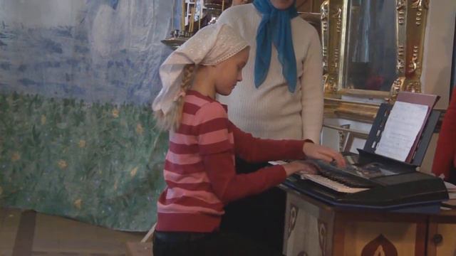 Дарья играет на синтезаторе смотреть онлайн