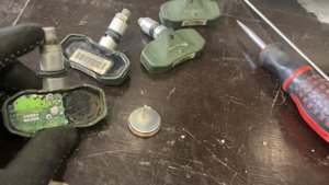 Hummer H3 замена батарейки датчика давления шин.