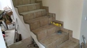 Бетонная лестница,плитка,плинтус из плитки!