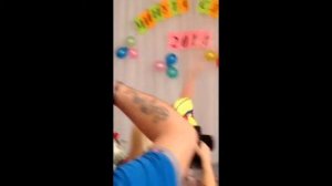 Маленькая девочка показывает гимнастику