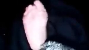 Щекотка пяток перчаткой с когтями.