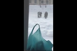 Солдаты чистят снег на плацу