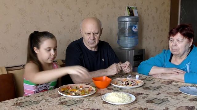 ГОТОВИМ ПИЦЦУ ИЗ ВСЯКОЙ ВСЯЧИНЫ ! смотреть онлайн