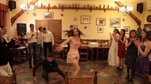 Ржачные танцы на свадьбе. Парни против девушек. Танцевальный батл. Чем дальше, тем смешнее