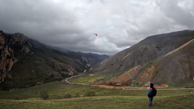Девушка пилот покоряет Чегем) Полет на параплане в горах Флай-Чегем. смотреть онлайн