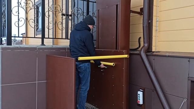 Подъемник с вертикальным перемещением «ППВ 2200» для инвалидов и других маломобильных групп
