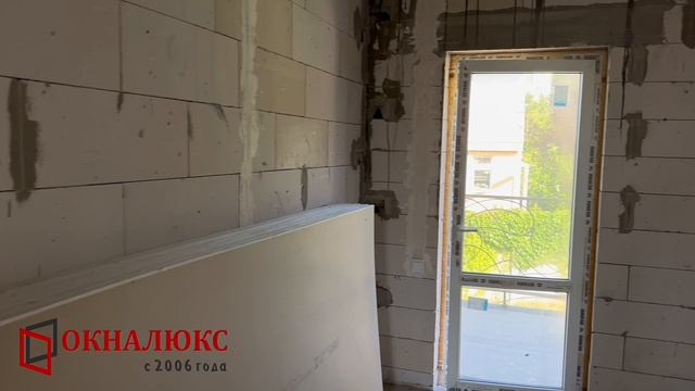 Дом в профиле Rehau Grazio с внешней ламинацией под Темный дуб, с использованием пленки Renolit.