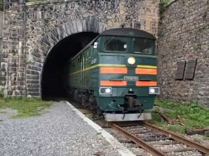 Выезд поезда из тоннеля на КБЖД 2013