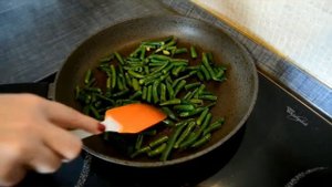 Спагетти с курицей и стручковой фасолью