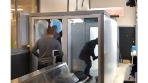 Демонтаж холодильной камеры со стеклянным фронтом.