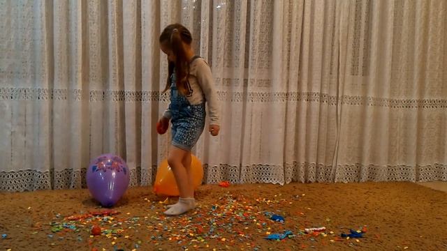 Сюрпризы в шариках. Лопаем воздушные шары!!!