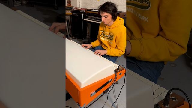 Finn Wolfhard visits Chicago Electric Piano Co - MIDI Rhodes demo смотреть онлайн