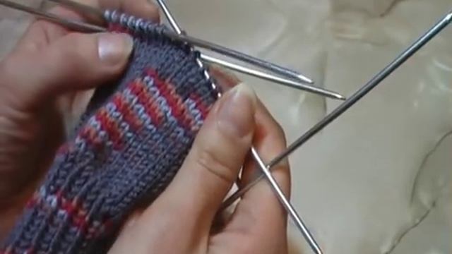 Как вязать носки спицами. Два варианта вязания пятки: классическая и пятка "Бумеранг". смотреть онлайн
