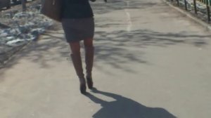 девушка идет по улице