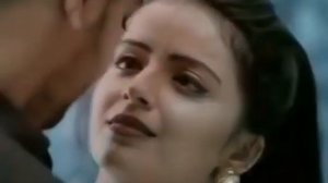 Любящий мужчина не челуеет свою  женщине губы он в лоб  целует