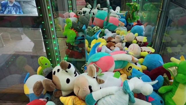 Трачу деньги и достаю крутые игрушки в автомате Хватайка смотреть онлайн