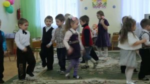 Утренник к 8 Марта. Танец "Солнечные зайчики"