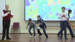 Праздничный концерт школьников, посвященный дню рождения директора Рената Лайшева.mp4