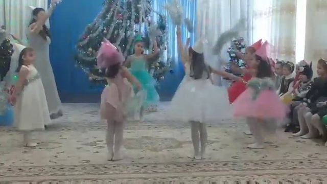 Танец феечек на новогоднем утреннике (старшая группа) смотреть онлайн