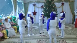Танец снеговиков в средней группе на новогоднем утреннике 2013.Муз.рук. Максюта Г. В.
