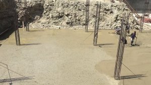 Полированный бетонный пол в парковке автомобилей - заливка свежего бетона фундаментной плиты