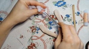 Как сделать пальчики на ручках текстильной кукле. Вставляем каркас в ручку. МК по кукле из ткани.