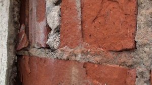 Нарушена гидроизоляция, разрушение штукатурки и передней стенки щелевого кирпича