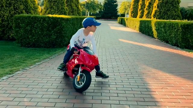 Hide and Seek with Mom in the park смотреть онлайн