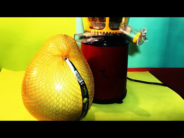 Экзотические фрукты в соковыжималке. Помело и соковыжималка.mp4 смотреть онлайн