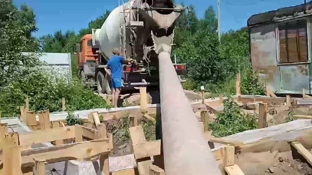 Заливка ленточного фундамента. Цена на ленточный фундамент.