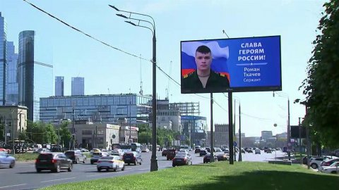 На билбордах по всей стране появились имена и фотографии бойцов, которые проявили героизм и мужество