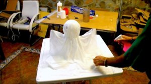 Manualidades para Halloween facil, fantasmas tranparentes DIY, la familia fantasmina