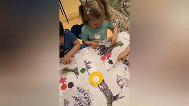 Занятие по аппликации во 2 младшей группе "Шарики и кубики" смотреть онлайн