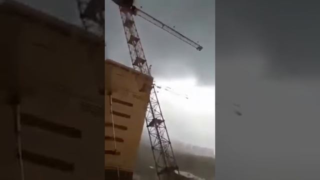Падение строительных кранов в Тюмени из за сильного ветра смотреть онлайн