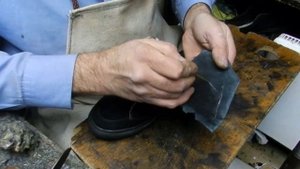 Как заменить внутренний карман на заднике. Ремонт обуви.