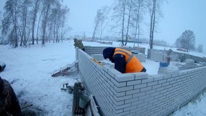 Кладка угла из силикатного кирпича зимой