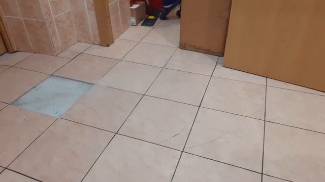 Отклеилась плитка на полу