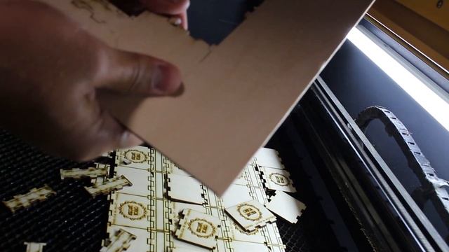 Изготовление СУВЕНИРНОЙ ПРОДУКЦИИ с логотипом на заказ! Спичечные коробки на лазерном станке. смотреть онлайн