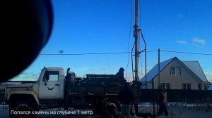 Установка железобетонного столба на участке для подключения электричества