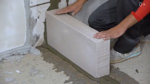 Возводим перегородки в квартире. Кладка первого ряда газосиликатных блоков.