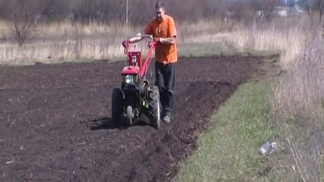 Посадка картофеля картофелесажалкой с бункером для удобрений.