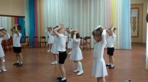 Кружок "Весёлые ножки" млд. гр. Игра "Волк и зайцы"