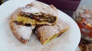 Рулет из песочно-дрожжевого теста со сливовым вареньем