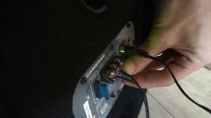 Активный автомобильный саб подключил от компьютерной колонки