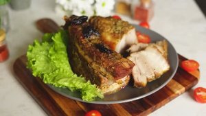 Запечённая свиная грудинка в луковой шелухе и черносливе