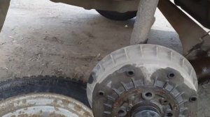 Сняли авто  с ручного стояночного тормоза и у вас  заклинило колесо что делать?